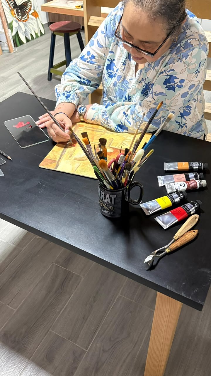 Mujer pintando en Mandala